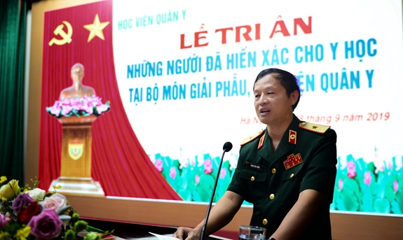 Thiếu tướng Hoàng Văn Lương, Ủy viên Ban Thường vụ Đảng ủy, Phó Giám đốc Học viện kiêm Giám đốc Viện Nghiên cứu y dược học quân sự. 