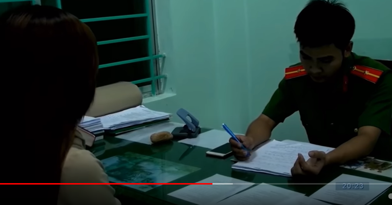 Tại trụ sở Công an, hai nữ tiếp viên tên Liễu và Hồng đều khai, tối hôm đó, mặc dù có phát sinh xích mích với khách, nhưng khách ra về bình thường, các cô cũng không đi đâu, gặp ai hay gọi điện cho ai. Có điều lạ là toàn bộ danh bạ điện thoại của hai cô này đều bị xóa hết, như giấu giếm điều gì.