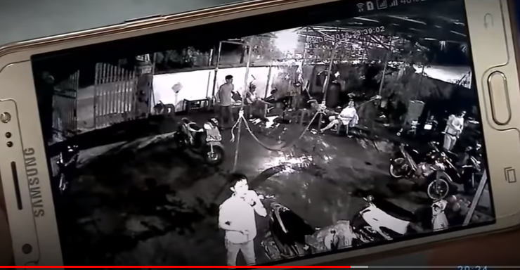 Khi các trinh sát trích xuất camera, phát hiện thời điểm xảy ra vụ án, có hai người đàn ông đến gặp Hồng. Không biết giữa họ nói gì, nhưng sau đó hai nam thanh niên bỏ đi. Rà soát camera trên các tuyến đường ở thị treaans Đức Phổ, đối chiếu với phương tiện mà Phong thường dùng, cơ quan điều tra nghi vấn gã có chạy xe máy qua ngã tư gần nơi xảy ra vụ án.