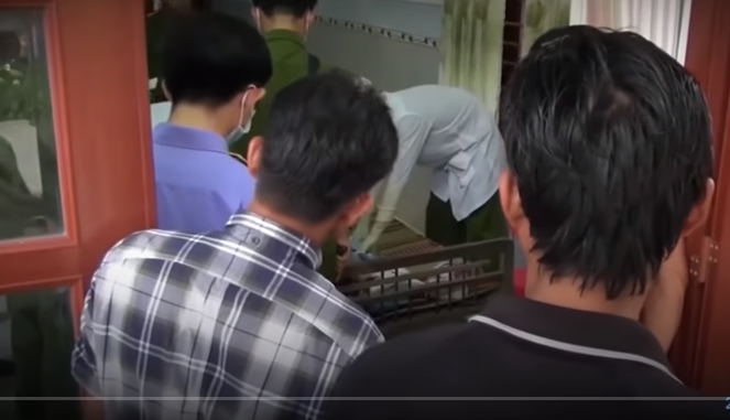 Lúc này, thông tin từ bệnh viện xác định, nạn nhân là anh Ngô Thanh Bản (22 tuổi, ngụ xã Phổ Vinh, huyện Đức Phổ) và anh Kiều Tấn Danh (31 tuổi, ngụ huyện Bình Sơn, tỉnh Quảng Ngãi). Do thương tích quá nặng, anh Bản đã tử vong, còn anh Danh đang trong tình trạng hôn mê.