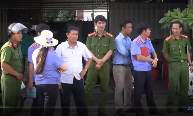 Xác định đây là vụ TNGT nghiêm trọng, lãnh đạo Công an huyện Đức Phổ yêu cầu Đội Kỹ thuật hình sự (KTHS) tiến hành khám nghiệm hiện trường lại một lần nữa, vì lần khám nghiệm đầu tiên vào ban đêm không nhìn rõ, có thể bỏ sót dấu vết. Thời điểm xảy ra vụ việc khoảng 23h30, lúc này đường vắng người, hai nạn nhân thì người chết, người hôn mê, người dân xung quanh có vẻ sợ sệt nên cung cấp thông tin nhỏ giọt.