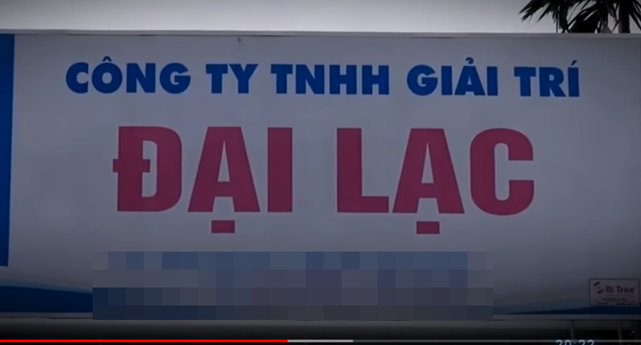 Một mũi trinh sát được cử đi xác minh mối quan hệ của hai nạn nhân. Lời khai của hai người bạn khẳng định, tối hôm xảy ra vụ việc, hai nạn nhân cùng họ đi hát tại quán karaoke Đại Lạc và xảy ra mâu thuẫn với tiếp viên trong quán. Ngay lập tức, Đội CSHS Công an huyện Đức Phổ triệu tập toàn bộ số tiếp viên của quán karaoke Đại Lạc có mặt tối hôm đó đến làm việc.