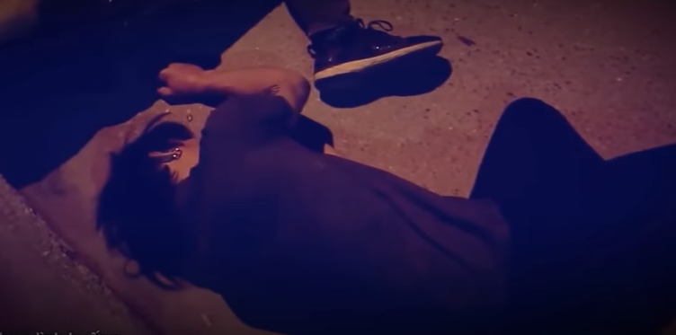 Trên đường đến quán karaoke, Thơm và Giôn gặp nhóm Phong, Trung và Hoàng đứng trước nhà thờ Tin Lành (Tổ dân phố 5,thị trấn Đức Phổ). Khi anh Bản chở anh Danh bằng xe máy từ quán karaoke về nhà thì bị nhóm đối tượng chặn đánh. Thơm dùng gạch ném trúng đầu anh Bản và anh Danh, khiến cả hai bị ngã xe. Thấy hai nạn nhân bị thương tích nặng và ngất xỉu, nhóm đối tượng liền bỏ trốn khỏi hiện trường.