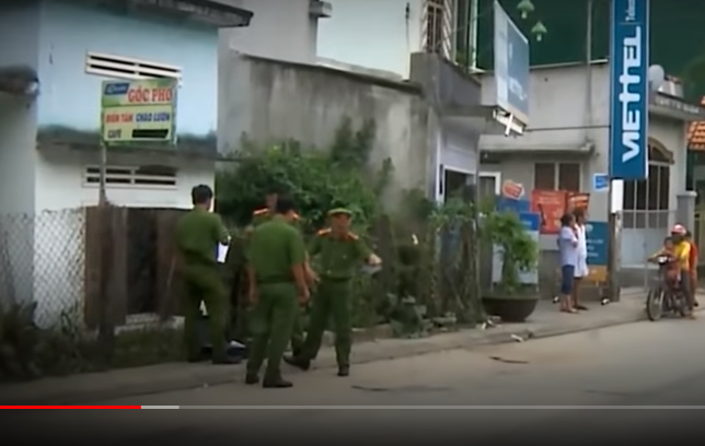 Bởi khi các phương tiện va chạm sẽ có dấu vết cày xước, chà xát mặt đường, có các mảnh vỡ của phương tiện để lại, nhưng ở đây lại chỉ có vết máu của các nạn nhân. Ngoài ra, có người dân cung cấp thông tin, khả năng đây là vụ đánh nhau. Vụ việc nhanh chóng được chuyển cho Đội Cảnh sát hình sự (CSHS) Công an huyện Đức Phổ thụ lý điều tra.