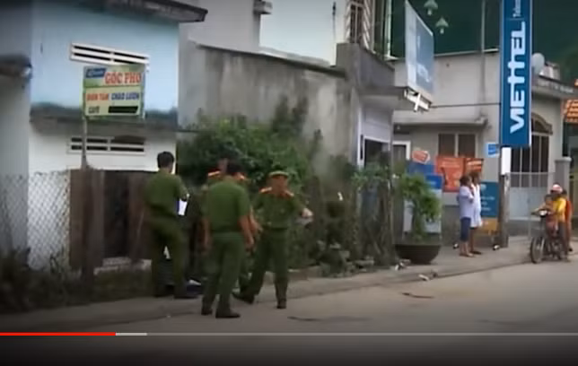 Bởi khi các phương tiện va chạm sẽ có dấu vết cày xước, chà xát mặt đường, có các mảnh vỡ của phương tiện để lại, nhưng ở đây lại chỉ có vết máu của các nạn nhân. Ngoài ra, có người dân cung cấp thông tin, khả năng đây là vụ đánh nhau. Vụ việc nhanh chóng được chuyển cho Đội Cảnh sát hình sự (CSHS) Công an huyện Đức Phổ thụ lý điều tra.