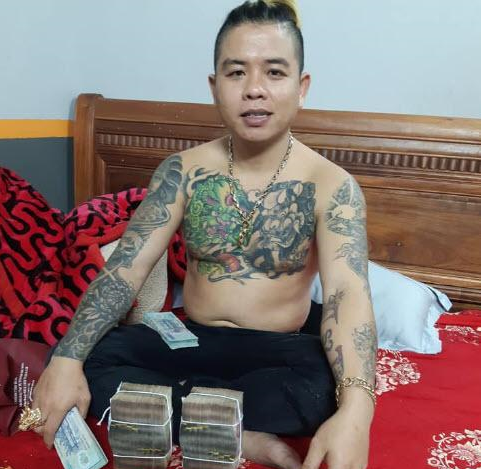 Dương Minh Tuyền được biết đến trên mạng xã hội với biệt danh "thánh chửi". Người này thường xuyên đăng lên mạng những clip sử dụng lời lẽ tục tĩu để bình luận, nhận xét về sự việc hoặc nhân vật đang gây chú ý.