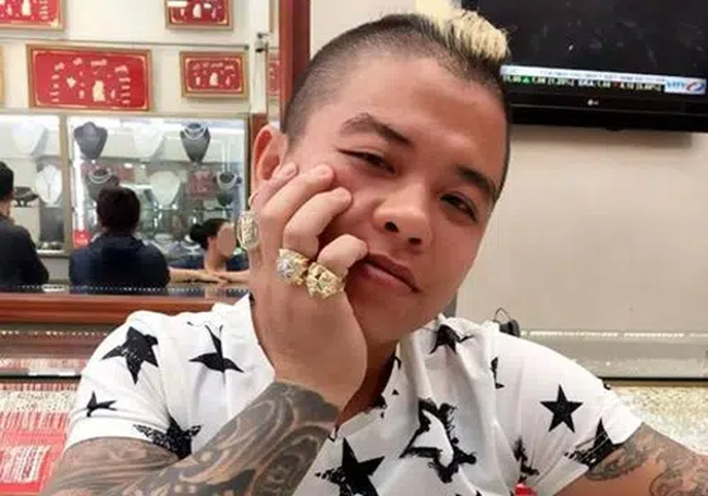 "Tôi hoàn toàn khoẻ mạnh, sáng sớm đến giờ có 300-400 cuộc gọi của mọi người gọi tới để hỏi thăm sức khoẻ. Tôi khẳng định tôi hoàn toàn khoẻ, thông tin tôi bị đâm là sai sự thật...", anh Dương Minh Tuyền khẳng định. 