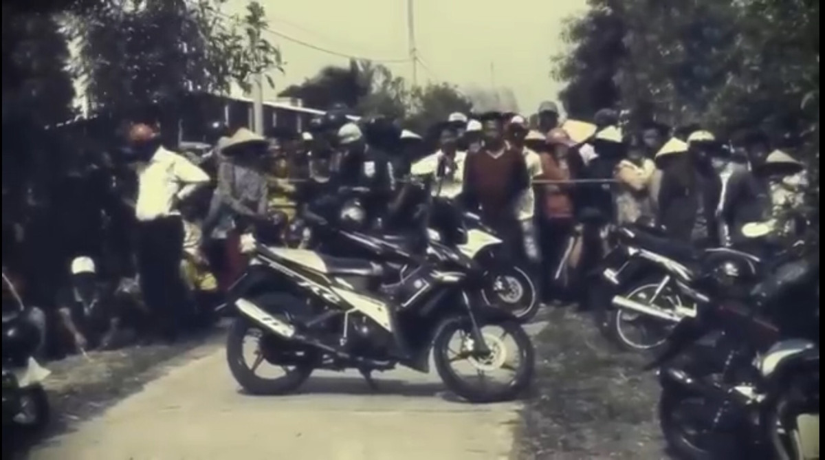 Vụ án mạng xảy ra đã khiến cho nhiều người dân xung quanh tò mò và hoang mang, không biết hung thủ là ai mà ra tay tàn độc như vậy. Khu vực xảy ra vụ án mạng trên rất ít người qua lại nên không ai chứng kiến hoặc có thể cung cấp manh mối về vụ án này.