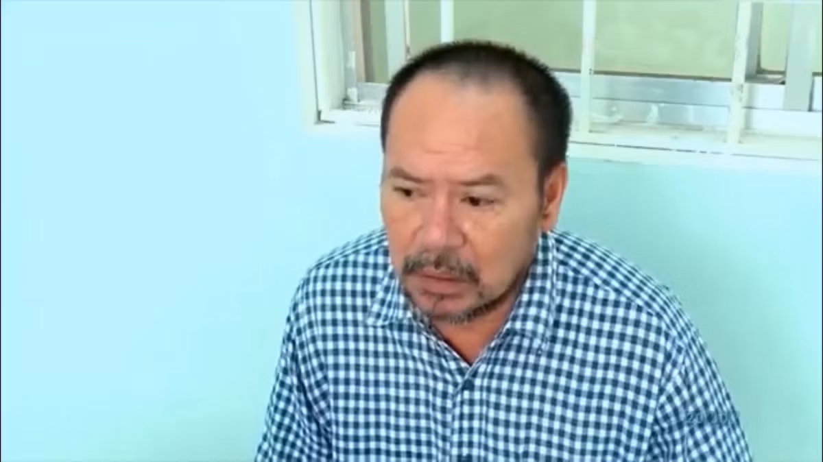 Hai bên thoả thuận giá là 70.000 đồng. Đến nơi, nạn nhân Lâm yêu cầu Sóc Tha trả 170.000 đồng và cho rằng lúc nãy nói giá nhầm. Hai bên xảy ra cự cãi, Lâm rút dao ở trong túi áo khoác ra tấn công Sóc Tha. Tha tránh được, chụp lại cây dao, đâm trúng vào người Lâm nhưng không biết trúng ở đâu.