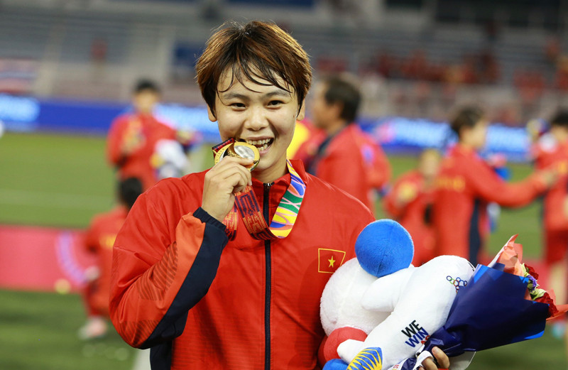  Phạm Hải Yến, vận động viên, Trung tâm Huấn luyện và thi đấu thể dục thể thao Hà Nội: Quả bóng bạc 2021; thành viên đội tuyển bóng đá nữ quốc gia giành vé dự World Cup 2023 tại Australia và New Zealand. 