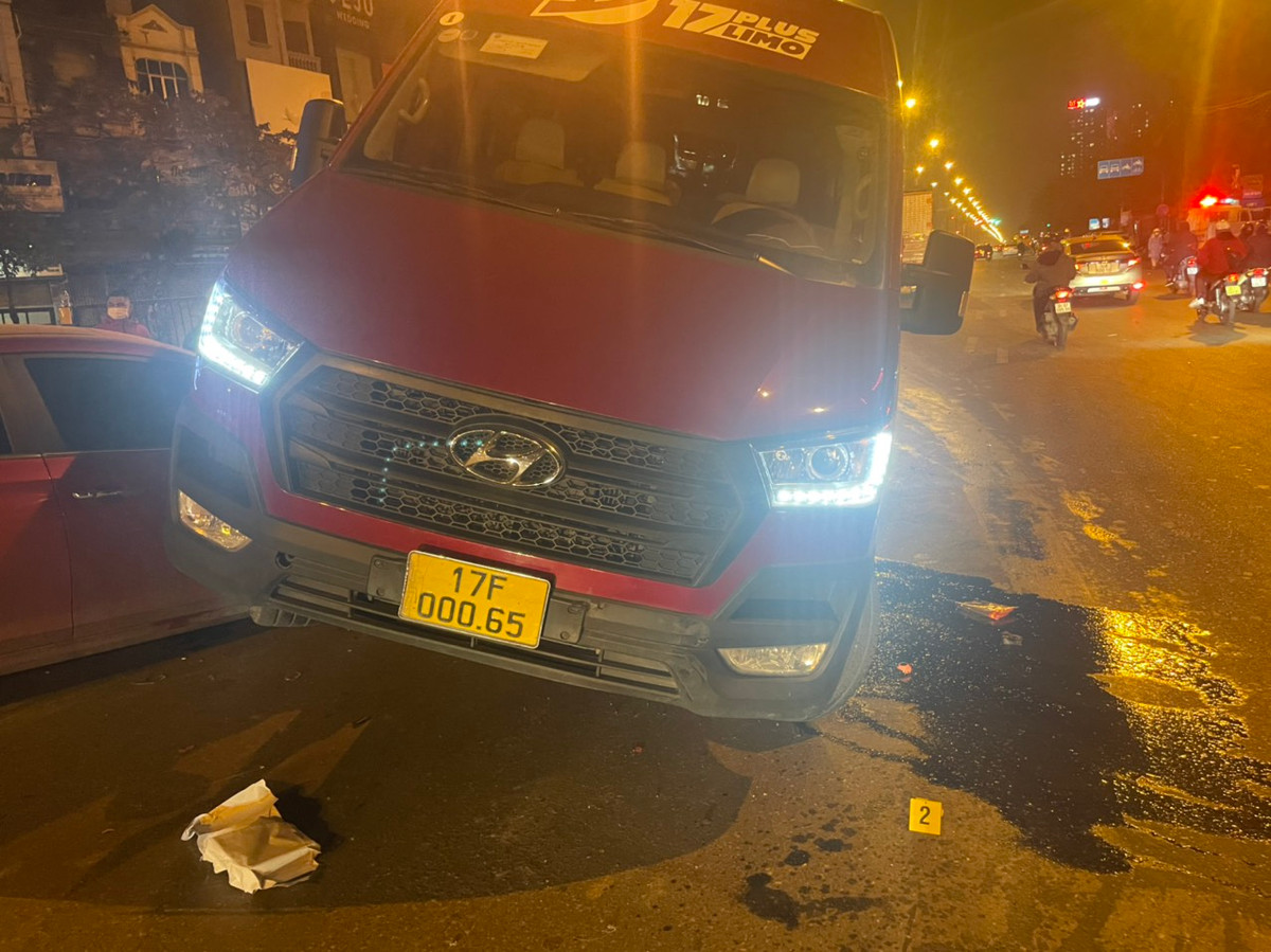 Hậu quả phần đầu chiếc xe Accent đâm ngang sườn xe Limousine và lọt một phần đầu dưới gầm chiếc Limousine khiến chiếc xe 16 chỗ này vênh nghiêng so với mặt đường khoảng 50 cm. 