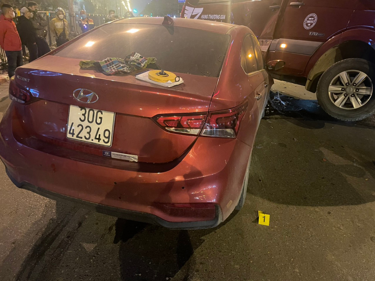 Theo thông tin ban đầu, vụ va chạm, ô tô 5 chỗ nát đầu xảy ra khoảng 20h20 ngày 28/2, tại đường Giải Phóng (đoạn gần ngã ba phố Vọng) thuộc quận Hoàng Mai, Hà Nội.