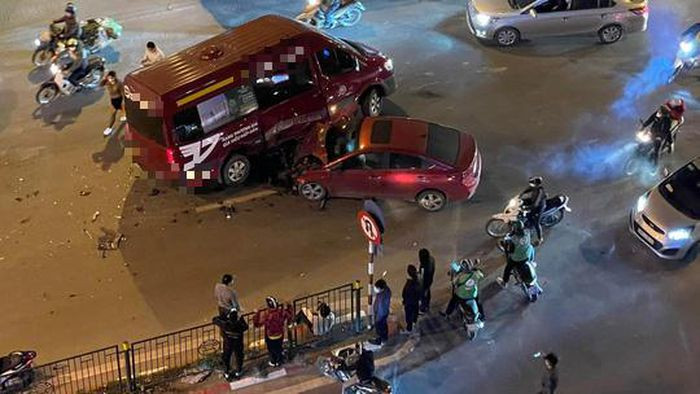 Ngày 1/3, trao đổi với PV Báo Tri thức và Cuộc sống, lãnh đạo đội CSGT số 14 (Công an TP Hà Nội) cho biết, hiện lực lượng chức năng đang điều tra, làm rõ vụ va chạm, ô tô 5 chỗ nát đầu.