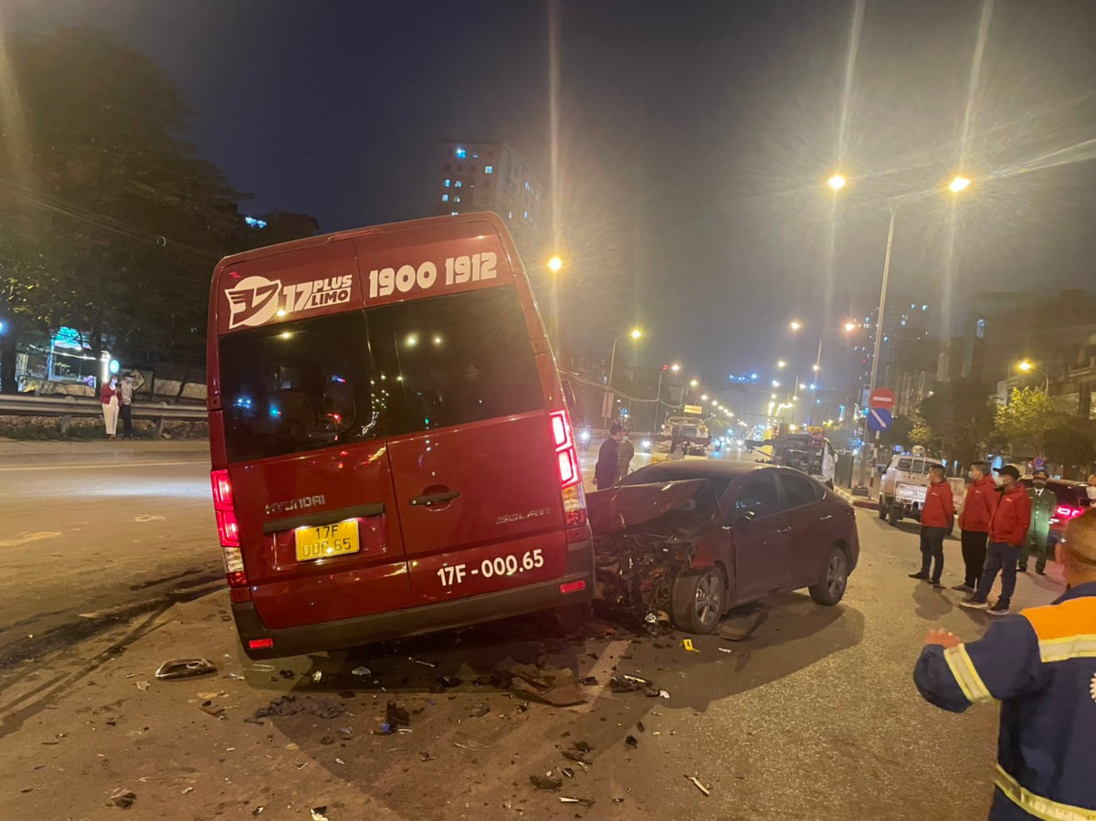 Hiện nguyên nhân vụ va chạm, ô tô 5 chỗ nát đầu ở Hà Nội đang được cơ quan chức năng điều tra, làm rõ. 