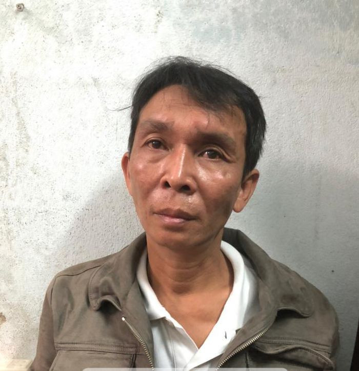  Cha ruột dàn cảnh, đánh lạc hướng cho con trai 8 tuổi trộm cắp: Không công ăn việc làm, Nguyễn Quốc Thịnh (48 tuổi, ngụ quận Hải Châu, Đà Nẵng) rảo khắp các tiệm tạp hóa, bắt con ruột mới 8 tuổi trộm cắp tài sản tại quận Cẩm Lệ. 