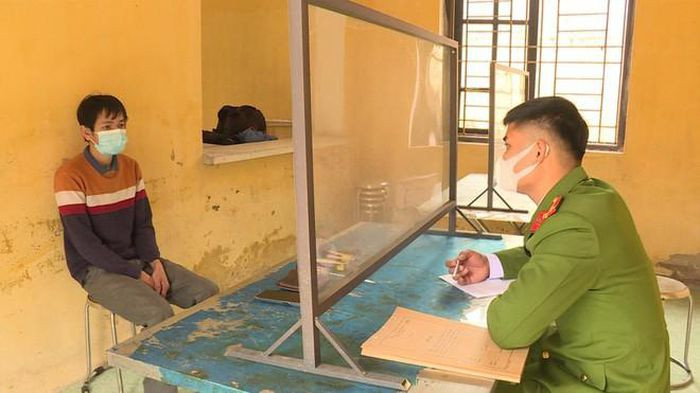  Cậy phá két sắt của đình, chùa trộm tiền công đức: Nguyễn Văn Huy (37 tuổi, Tân Yên, Bắc Giang) đã đột nhập vào nhiều đình, chùa tại địa bàn huyện Yên Phong, tỉnh Bắc Ninh để đục phá két sắt, hòm công đức để trộm cắp tài sản. 