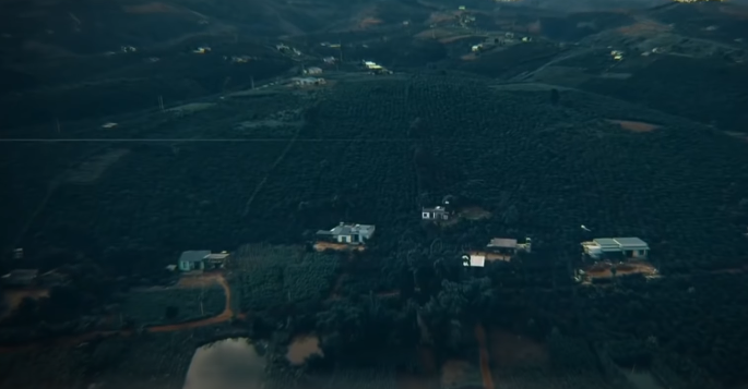 Theo hồ sơ vụ án, tối 24/5/2019, cơ quan chức năng nhận được trình báo của gia đình anh Đàm Văn Quyết (35 tuổi, ngụ tại thôn 9, xã Tân Thanh, huyện Đức Trọng, tỉnh Lâm Đồng) về sự mất tích của 3 người trong gia đình, gồm bà Hoàng Thị Vượng (71 tuổi, mẹ ruột anh Quyết), cùng 2 con là Đàm Tiến Đức (4 tuổi) và Đàm Thị Nguyên Thảo (3 tuổi).