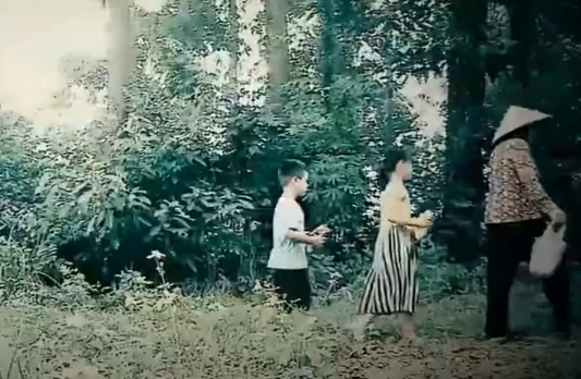 Theo cáo trạng, khoảng 9h30 ngày 24/5/2019, bà Hoàng Thị Vượng (72 tuổi, ngụ thôn 9, xã Tân Thanh) dẫn cháu Đ.Đ.T (4 tuổi) và Đ.T.N.T (3 tuổi) đi chơi. Khi đi qua nhà bà Nghiêm Thị Nhi, thấy bà Nhi đang đứng ngoài đường hái ổi nên bà Vượng đứng lại nói chuyện và xin một số vỏ lon nước ngọt để bán ve chai và được bà Nhi đồng ý.