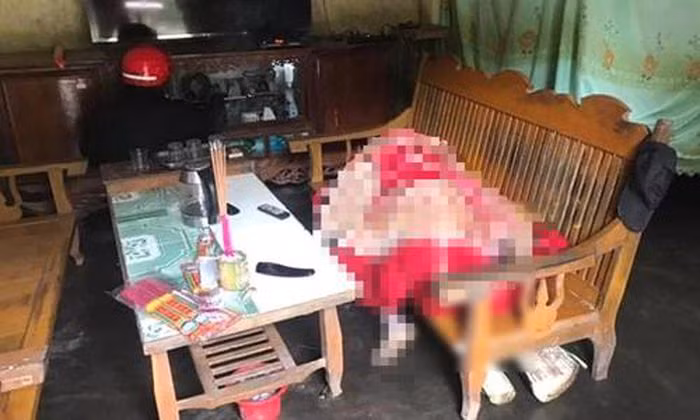  Phát hiện người đàn ông tử vong bên mâm cơm ăn dở: Ngày 6/3, UBND xã Nghĩa Phúc, huyện Tân Kỳ, Nghệ An cho biết, hàng xóm sang nhà anh Đ.X.T (SN 1977, trú tại địa phương) để xin cắt cỏ cho bò. Thấy cửa cổng, cửa nhà mở, người hàng xóm đi vào thì phát hiện anh T. nằm trên ghế ở phòng khách, cạnh đó là mâm cơm ăn dở, lại gần thì nhận ra anh Đ.X.T đã chết, thi thể đang trong giai đoạn bốc mùi, phân hủy. 