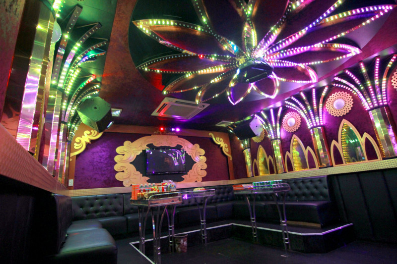  Nam thanh niên tử vong khi hát karaoke cùng 2 nhân viên nữ: Trong quá trình hát tại quán karaoke Thu Dịu (xã Hưng Nhân, huyện Vĩnh Bảo, Hải Phòng) anh P.V.L (SN 1986, trú ở huyện Vĩnh Bảo) cùng 2 nhân viên nữ anh L. có biểu hiện co giật trong khi đang hát karaoke cùng 2 nữ nhân viên, sau đó tử vong. Ngày 6/3, Công an huyện Vĩnh Bảo cho biết đang điều tra, làm rõ. 