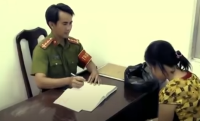 Trong lúc cơ quan Công an đang rất tích cực điều tra nhân thân của nạn nhân thì gần một ngày sau đó, họ nhận được báo án của một người phụ nữ về sự mất tích của chồng mình. Tối 9/1/2013, người phụ nữ có tên Văn Thị Thủy đến trình báo với Công an huyện Mỹ Tú về sự mất tích của chồng mình ở ấp Mỹ Ninh, xã Mỹ Tú (huyện Mỹ Tú, Sóc Trăng).