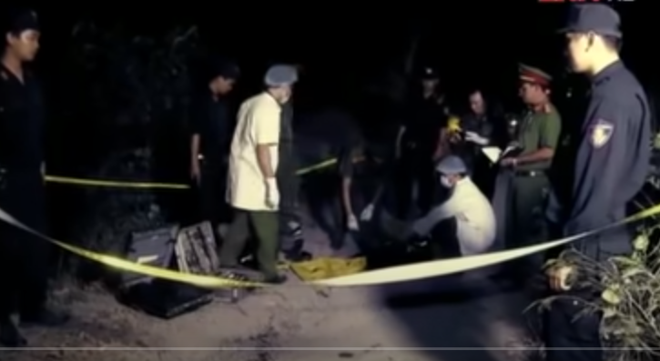 Xác chết được đựng trong 2 chiếc bao màu vàng. Chiếc bao bên ngoài không buộc miệng nhưng chiếc bao phía trong vẫn còn buộc rất chặt, đựng xác người và 2tảng đá lớn. Nạn nhân mặc áo thun có cổ, ngắn tay, quần soóc xám, trên cổ còn buộc sợi dây dù xanh, hai chân và tay buộc bằng dây vải… Đầu tóc nạn nhân bịtróc, mắt lòi, sóng mũi gãy… Cơ quan khám nghiệm tử thi xác định, nạn nhân là một người đàn ông, chết trên bờ, rồi neo đá bỏ xuống nước và chưa rõ nguyênnhân tử vong.