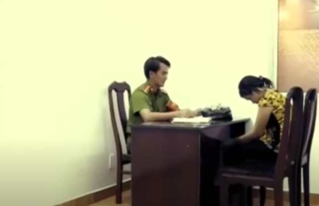 Tại cơ quan điều tra, nước mắt tuôn trào, người vợ kể: “Ba ngày qua, tôi và gia đình tất bật tìm chồng là ông Trần Văn N., 38 tuổi, đi không về nhà”. Theo lờingười vợ kể lại, vào ngày chồng mình là anh Trần Văn N. mất tích, hai vợ chồng vẫn đi làm ruộng lúa bình thường. Tuy nhiên, sau khi đi làm đồng trở về có mộtngười lạ đậu xe máy chờ sẵn trước nhà. Trước khi đi anh N. có ôm 2 chiếc võng có dây mắc võng bằng dây dù và nói với chị Thủy rằng: “Tao đi chơi à, vài ngàytao về!”