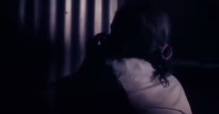 Người ngoài nhìn vào ai cũng sẽ nghĩ rằng, người vợ vì quá đau lòng trước cái chết của chồng nên cũng không thiết sống, lựa chọn cách thức cực đoan như vậyđể "giải tỏa". Thế nhưng cơ quan điều tra lại nhận ra sự bất thường trong chính hành động này của người vợ. Cùng với đó là nhiều thông tin thu thập được từnhững người hàng xóm về mối quan hệ của vợ chồng Thủy, cơ quan chức năng càng thêm nghi ngờ về cái chết của anh N. có liên quan đến người phụ nữ này.