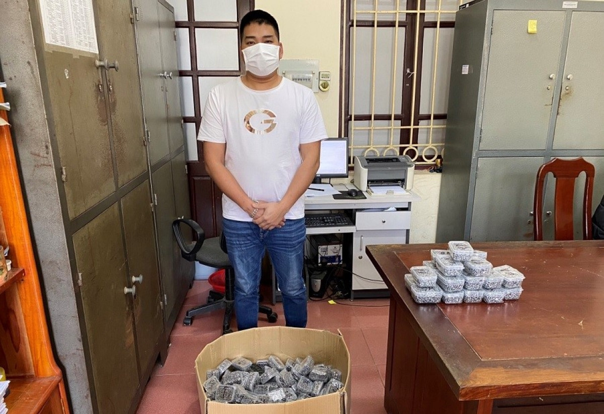  Sản xuất, chế tạo đạn súng săn rồi rao bán trên mạng: Ngày 9/3, Công an huyện Hữu Lũng, Lạng Sơn cho biết, vừa phát hiện Hoàng Văn Tùng (SN 1989, trú huyện Hữu Lũng) cùng 2 đối tượng khác đang có hành vi sản xuất, chế tạo đạn súng săn rồi rao bán trên mạng xã hội. 