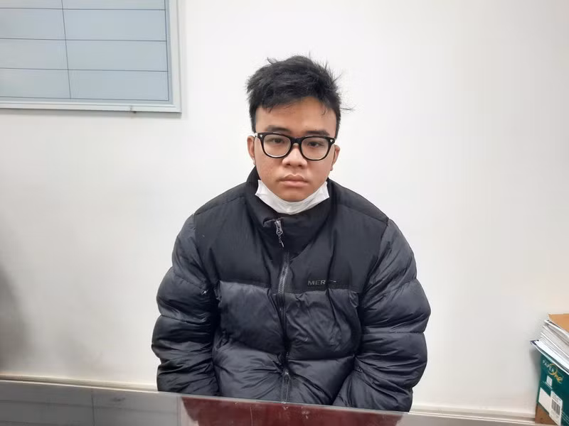  Quái chiêu giả mạo chủ đại lý lừa đảo, chiếm đoạt hơn 1 tỷ đồng: Với thủ đoạn giả mạo chủ đại lý lừa đảo, Ngô Văn Phương (SN 2000, trú huyện Yên Lạc, tỉnh Vĩnh Phúc) đã lừa đảo chiếm đoạt tài sản của 18 người khác với tổng số tiền hơn 1,3 tỷ đồng.