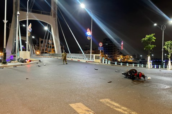  Xe máy tông nhau trên cầu, 2 người thương vong: Rạng sáng 9/3, Lê Văn N. (SN 1995, ngụ TP Phan Thiết) điều khiển xe máy lưu thông đến đầu cầu Lê Hồng Phong thì xảy ra va chạm với xe máy do Dương Văn T. (SN 1990, ngụ huyện Hàm Thuận Bắc) cầm lái. Vụ tại nạn khiến anh T. tử vong. 