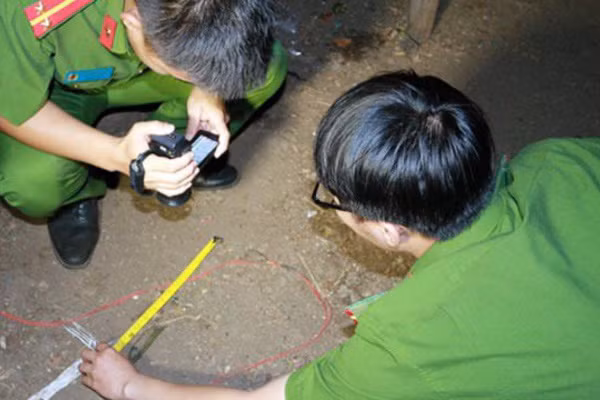  Con đánh mẹ ruột tử vong sau cuộc nhậu: Sau cuộc nhậu, Trần Thanh Nam (SN 1984, trú huyện Năm Căn, Cà Mau) xảy ra cự cãi với mẹ ruột là bà N.T.T (SN 1957). Gã dùng miếng gỗ đánh liên tiếp vào mẹ ruột khiến bà tử vong sau đó. Ngày 8/3, Công an tỉnh Cà Mau cho biết đang điều tra, làm rõ. 