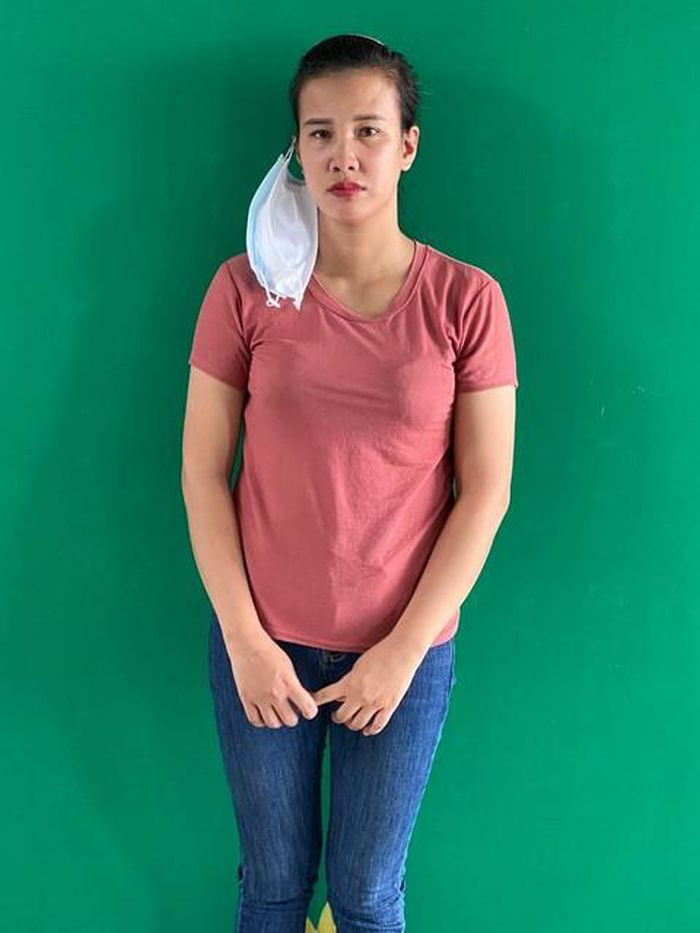  'Nổ' là cháu của Giám đốc Công an tỉnh Đồng Nai để lừa đảo: Nguyễn Thị Hải (32 tuổi, ngụ huyện Nhơn Trạch, Đồng Nai) lợi dụng bản thân cùng quê với Giám đốc Công an tỉnh Đồng Nai, Hải nảy sinh ý định giả mạo cháu của Giám đốc Công an tỉnh để nhận giải quyết các tranh chấp đất đai, xin việc làm nhằm lừa đảo chiếm đoạt gần 440 triệu đồng của nhiều bị hại. Ngày 8/3, Viện KSND huyện Nhơn Trạch cho biết vừa hoàn tất cáo trạng truy tố Hải.