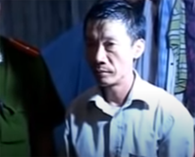 Dọc đường đèo bằng xe máy từ Hà Nội về quê, Hùng đã chở chị Sin đến khu vực cánh đồng vắng vẻ để thuận cho việc ra tay sát hại. Qua lời khai, Hùng và Thành đã dùng búa đinh đập nhiều nhát vào đầu nạn nhân dẫn đến tử vong. 