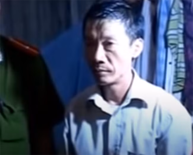 Dọc đường đèo bằng xe máy từ Hà Nội về quê, Hùng đã chở chị Sin đến khu vực cánh đồng vắng vẻ để thuận cho việc ra tay sát hại. Qua lời khai, Hùng và Thành đã dùng búa đinh đập nhiều nhát vào đầu nạn nhân dẫn đến tử vong. 