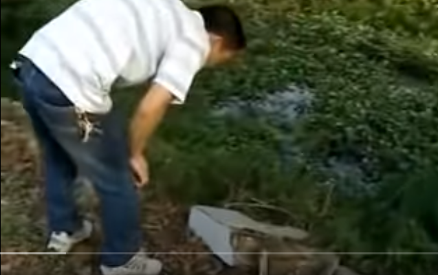 Một hộ dân gần hiện trường cho hay, tảng gạch buộc vào cô gái gần giống với một trong ba tảng gạch bị mất của mình. 6 tháng trước, hộ dân này xây bếp, có xếp 3 tảng gạch nhưng gần đây phát hiện bị mất một. Sau khi xác định trùng khớp, cảnh sát khoanh vùng thủ phạm là người sống gần hiện trường, am hiểu địa bàn.