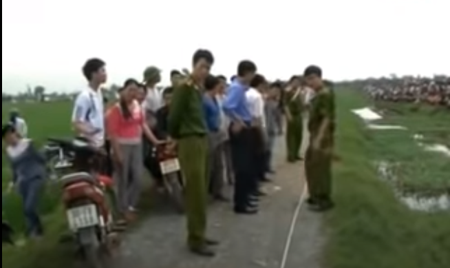 Sau khi gây án, cả hai lục soát lấy đi nhiều tài sản có giá trị rồi dìm xác nạn nhân xuống mương nước hòng phi tang. Hai ngày sau, sợ bị lộ chúng mang cọc tre, tảng bê tông lớn để ghìm xác nạn nhân xuống mương. 