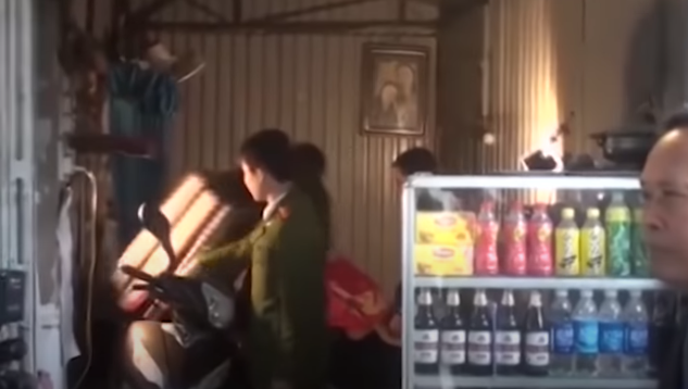 Để thực hiện được ý đồ đó, khoảng 16h ngày 16/1/2012, Kiên đi xe bus từ cổng Bệnh viện Đa khoa tỉnh đến ngã tư trường Cao đẳng nghề Sông Đà rồi đi bộ quay lại để quan sát quán bà Lan. Thấy có một mình bà Lan bán hàng ở quán nên Kiên đã đi vào quán và ngồi nói chuyện với bà Lan. Do có mối quan hệ từ trước nên Kiên và bà Lan đã thực hiện việc quan hệ tình dục với nhau.