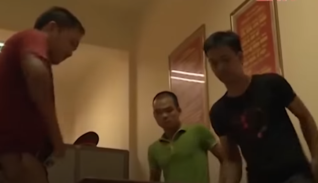 Nhận tin Kiên vào Bình Dương, một tổ công tác cảnh sát hình sự Hòa Bình lên đường truy tìm nhưng ở nơi tập trung đông công nhân và khu công nghiệp này chẳng khác gì "mò kim đáy bể".