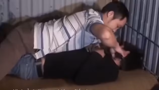 Khi hai người đang nằm trên giường, Kiên dùng tay trái túm tóc ba Lan ghì xuống, tay phải với lấy con dao cắt nhiều nhát vào cổ bà Lan. Thấy bà Lan gục xuống, Kiên cầm dao chém một nhát vào phía sau gáy của bà Lan. Thấy hai tay của bà Lan vẫn còn cử động, Kiên dùng dao chém liên tiếp vào tay trái, tay phải của bà Lan làm cho ba Lan chết hẳn và bàn tay phải gần đứt lìa.