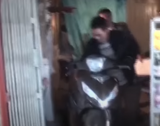 Kiên đã mở khoá, lấy chiếc xe máy của bà Lan đi cầm đồ nhưng do chưa cầm đồ được nên Kiên đã mang chiếc xe máy đến để tại nhà xe của cán bộ Bệnh viện Đa khoa tỉnh và trốn vào miền Nam. Ngày 21/1/2012, Kiên bị Cơ quan cảnh sát điều tra Công an tỉnh Hoà Bình bắt giữ khi đang lẩn trốn tại nhà em họ tại khu công nghiệp Mỹ Phước 3, xã Thới Hoà, huyện Bến Cát, tỉnh Bình Dương.