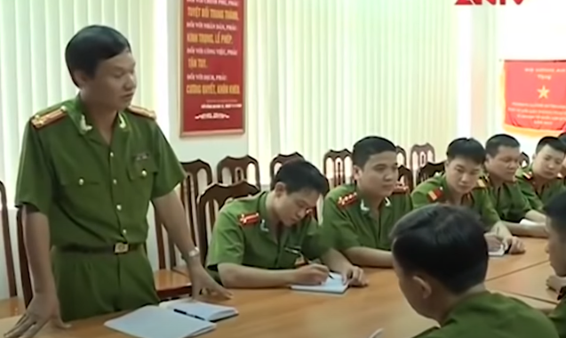 Theo điều tra viên, qua việc dọn dẹp hiện trường có thể thấy hung thủ là người thân quen, thậm chí có quan hệ tình cảm với nữ chủ quán. Ba ngày sau, trinh sát xác định người tình nghi số một là Bùi Trung Kiên (SN 1982, ở xóm Miều, xã Trung Minh, TP Hòa Bình, tỉnh Hòa Bình), thường xuyên qua lại quán, song hiện không có mặt ở địa phương.