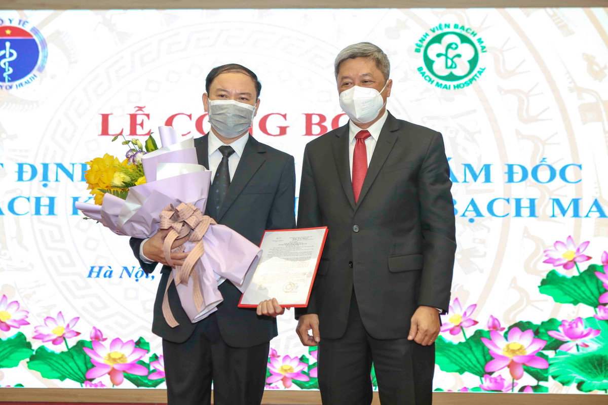 Ngày 7/3, PGS.TS Nguyễn Trường Sơn, Thứ trưởng Bộ Y tế trao quyết định của Bộ trưởng Bộ Y tế bổ nhiệm Phó Giám đốc phụ trách kinh tế Bệnh viện Bạch Mai cho ông Vũ Văn Hồng. 