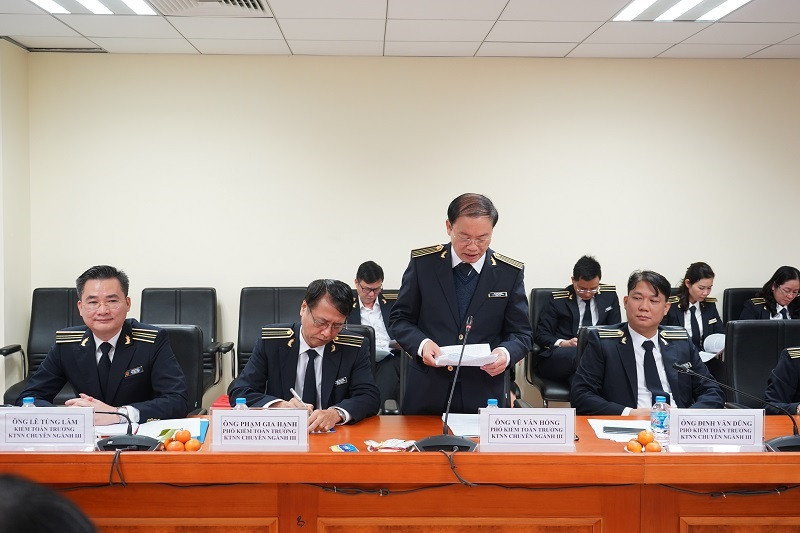 Trước khi chuyển sang đảm nhiệm Phó Giám đốc phụ trách kinh tế tại Bệnh viện Bạch Mai, ông Vũ Văn Hồng đảm nhiệm vị trí Phó Kiểm toán trưởng Kiểm toán Nhà nước chuyên ngành III. Ông Hồng đã có nhiều năm kinh nghiệm trong công tác kiểm toán khối y tế. (Ông Hồng đứng phát biểu) 