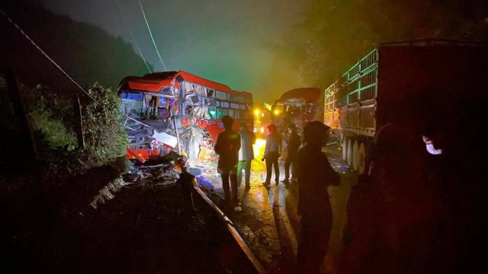 Vụ tai nạn làm 2 phương tiện bị hư hỏng nặng. Ngoài ra còn gây hư hỏng tới hệ thống ATGT gồm 5 tấm hộ lan, 5 chân cột, 1 cột tiêu dẫn hướng phản quang. Tai nạn cũng gây tắc QL2 từ 23h00 đêm 5/3/2022 tới 2h sáng 6/3/2022. Được biết, thời điểm xảy ra tai nạn trời tối mưa và trơn, vị trí xe va chạm nằm trên đoạn đường cua. 