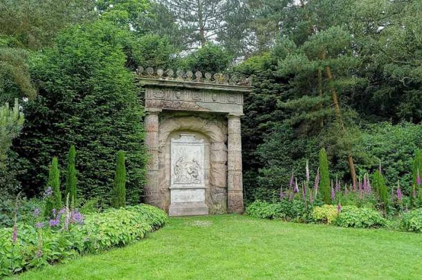 Bi an 10 chu cai tren buc phu dieu o Shugborough