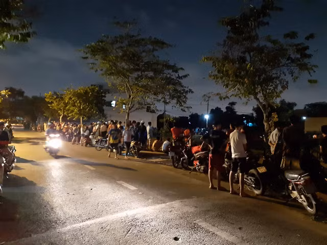  Nghi ngáo đá đâm, chém 4 người trong một gia đình: Sáng 6/5, Nguyễn Văn Hậu (22 tuổi, trú huyện Phù Mỹ, Bình Định) có biểu hiện ngáo đá chạy xe máy sang làng bên vô cớ cầm dao, kéo đâm, chém khiến 4 người trong một gia đình bị thương nặng phải nhập viện cấp cứu, trong đó có cháu nhỏ 2 tuổi. Ngày 7/3, Công an huyện Phù Mỹ cho biết đang tạm giữ Hậu để điều tra, làm rõ. (Ảnh minh hoạ)