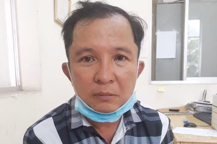  Dùng thuốc ngủ để cướp xe máy: Nguyễn Ngọc Huân (46 tuổi, ngụ huyện Châu Thành, Long An) rủ nam thanh niên quê Sóc Trăng lên TP Tân An, Long An bàn chuyện công việc. Trong lúc người này không để ý, Huân đã bỏ thuốc ngủ vào cốc nước của nam thanh niên. Thấy người này ngủ say, Huân đã cướp tài sản của nạn nhân rồi bỏ trốn. Ngày 7/3, Công an TP Tân An cho biết đã khởi tố, bắt tạm giam Huân. 