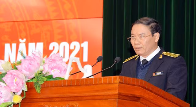 Trước khi chuyển sang đảm nhiệm phó giám đốc phụ trách kinh tế tại Bệnh viện Bạch Mai, ông Hồng đảm nhiệm vị trí phó kiểm toán trưởng Kiểm toán Nhà nước chuyên ngành III. Ông Hồng đã có nhiều năm kinh nghiệm trong công tác kiểm toán khối y tế. 