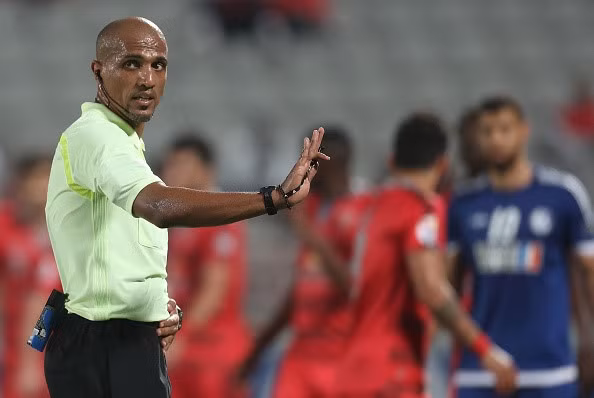 Trọng tài Ahmed Abu Bakar Al-Kaf.